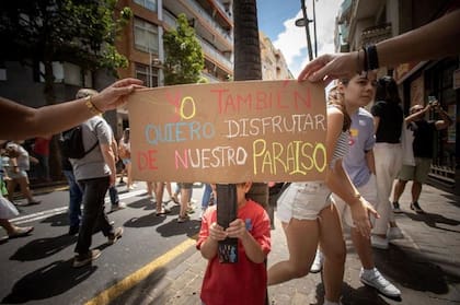 En la previa al verano boreal, masivas manifestaciones en Canarias por el turismo en las islas