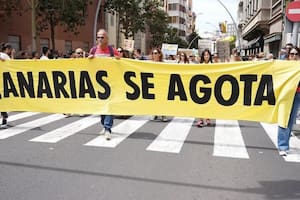 Las multitudinarias protestas contra el turismo masivo que dicen abruma a las islas