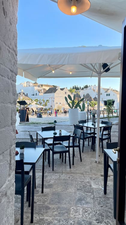 En la primavera de 2024, en el corazón del centro histórico de Alberobello, abrió sus puertas Sintesi, Pizza e Cucina Autentica.