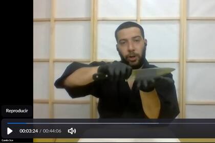 En la primera clase, Camilo gestualiza para mostrar cómo se usa un cuchillo para hacer cortes en los alimentos de las recetas japonesas: uno de los primeros pasos para empezar a cocinar.