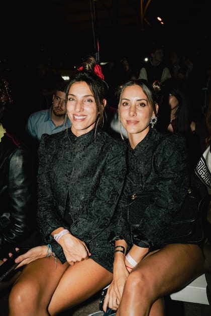 En la primera fila de Las Pepas también se la vio a Anita Espasandin, novia de Benjamín Vicuña