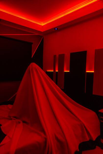 En la primera habitación del primer piso tiene lugar, debajo de las sábanas, la propuesta de Celia Argüello Rena, Andrés Molina y Federice Moreno Vieyra