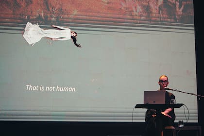 En la primera jornada de "Intersecciones del Futuro: 2", Agustina Rinaldi, curadora de arte contemporáneo, dio una conferencia sobre los ensamblajes humano técnicos en la creación del arte.
Gentileza: Gonzalo Solimano.