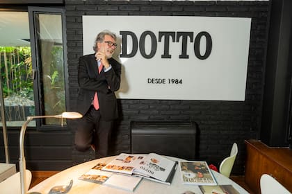 En la primera planta de la casa, Dotto conserva su oficina. Allí tiene un cartel de su agencia que destaca el año de fundación: "Desde 1984", dice