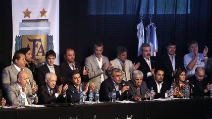 En la primera reunión del Comité Ejecutivo, Claudio Tapia tendrá mucho trabajo: la TV, la Superliga, el caso Messi y el futuro de Bauza