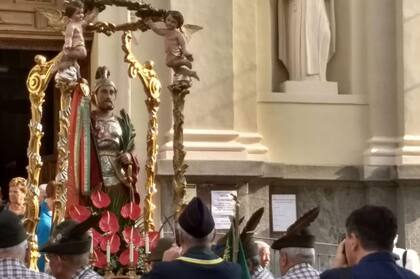 En la procesión, los fieles sacan a la calle al santo de la comuna, San Maurizio martire