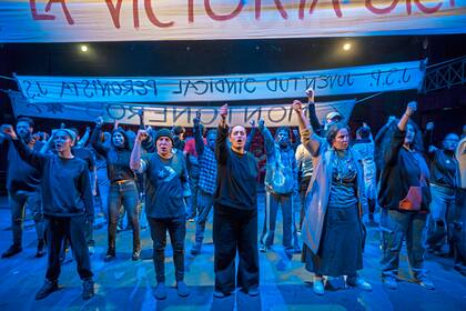 En la propuesta se reflejan los diversos movimientos y agrupaciones que han delineado la historia, por momentos violenta, de nuestro país