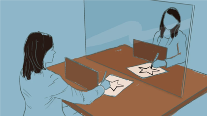 En la prueba del dibujo en el espejo, la persona no ve directamente lo que está haciendo sobre el papel, solo ve lo que hace reflejado en un espejo. Daniel Arce/BBC