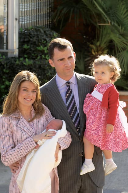 En la puerta de la Clínica Ruber, en mayo de 2007, con la recién nacida infanta Sofía en los brazos de la Reina y la pequeña princesa Leonor en los del Rey.