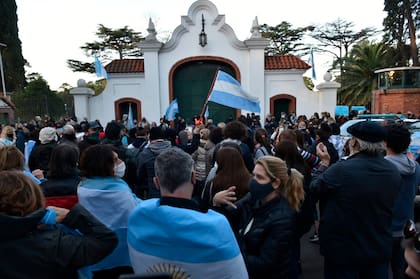 En la puerta de la quinta presidencial de Olivos numerosa manifestación en el banderazo 9J.