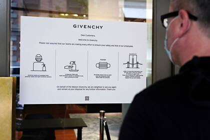 En la puerta de los locales listos para su reapertura, las consigas que los usuarios deben tener en cuenta antes de ingresar