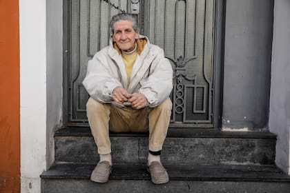 En la puerta de su casa, en Palermo, donde Julio Santella vive desde hace más de 40 años.