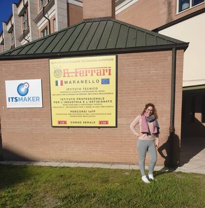 En la puerta del colegio, durante su último año de cursada