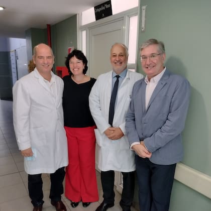 En la puerta del consultorio de pie bot del Elizalde, de izquierda a derecha: Miguel Paz, Mónica Nogueira, Héctor Klappenbach y José Mocuende