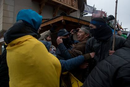 En la puerta del hotel, donde se realizó el foto, hubo protestas de grupos mapuches y muestras de apoyo de organizaciones libertarias 