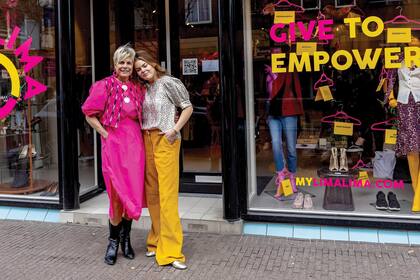En la puerta del local ubicado en el exclusivo barrio de Willemspark, La Haya, la princesa Laurentien posa con su hija.