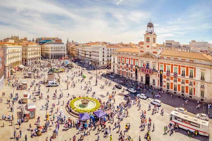 En la Puerta del Sol de Madrid se encuentra desde 1950 el denominado Kilómetro Cero de las carreteras radiales de España. Es un lugar de cita y visita turística obligada.