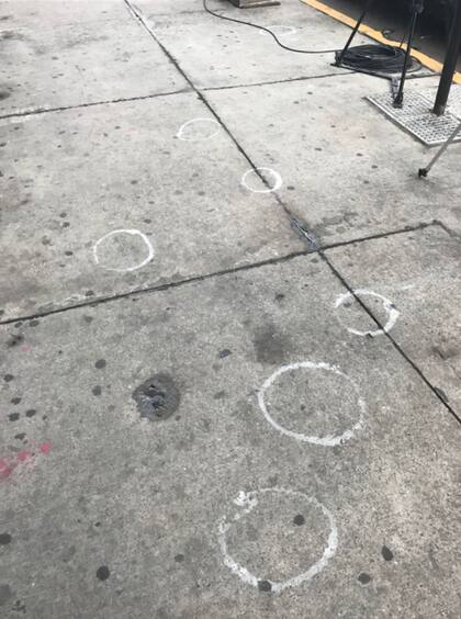 En la puerta del supermercado, la policía halló siete vainas servidas de una pistola calibre 6.35