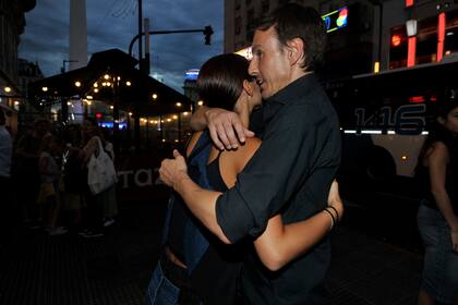 En la puerta del teatro lo esperaba su hija Delfina, fruto de su relación con Milagros Brito, y al verse se fundieron en un cariñoso abrazo