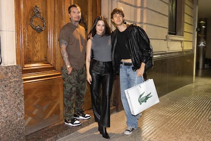En la puerta, la pareja se encontró con Dante, el hijo de Sebastián y Guillermina Valdes.