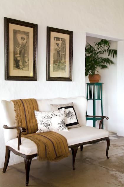 En la punta del pasillo que llega al comedor, el banco inglés comprado en remate estaba tan bien conservado que no necesitó siquiera retapizarse.