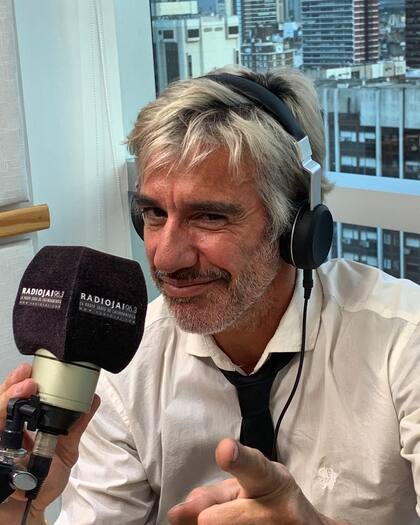 En la radio, su verdadera pasión: ahí transmite sus conocimientos, entrevista a emprendedores de Israel y, según dice, le pone "picante"