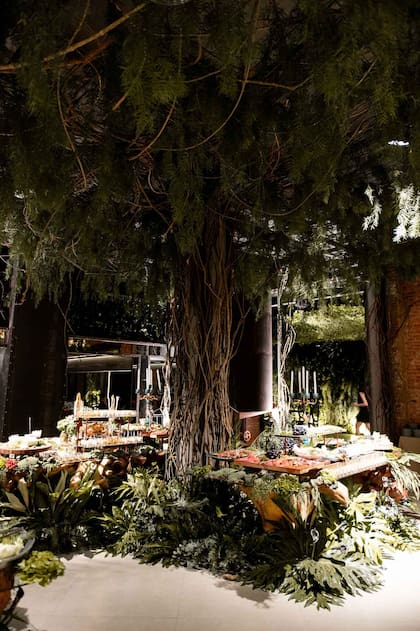 En la realización trabajaronm Ariel Rodríguez y Adrián Aguirre junto a un grupo de talentosos artesanos de Paraguay, que convirtieron el lugar en un espectacular bosque encantado.