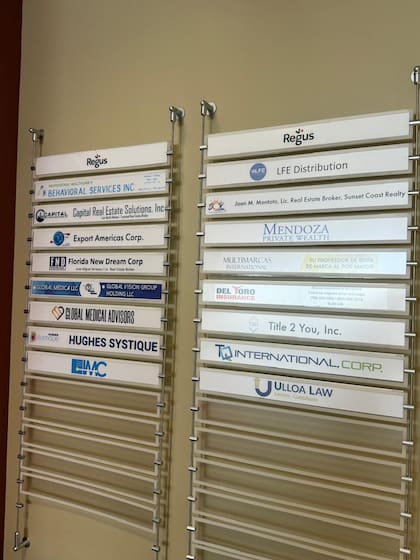 En la recepción del edificio aparecen las principales empresas que están presentes