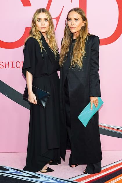 En la red carpet de los CFDA Fashion Awards, en el Museo de Brooklyn, donde recibieron una distinción al mejor diseñador de accesorios. Ashley (a la izquierda) con un vestido largo con top cruzado y manga caída. MaryKate, con blusa y pantalones debajo de un tapado sin solapas que acompañó con un clutch turquesa. Las dos, con diseños de su propia marca.