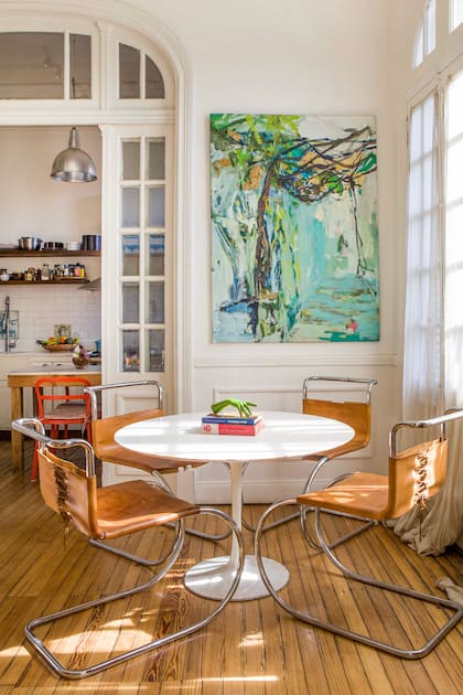 En la reforma que hizo en su casa, Romina decidió que la cocina quedara conectada con el living-comedor.