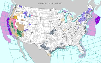 En la región oriental del lago Ontario y localidades como Oswego y Watertown, se anticipan acumulaciones de entre tres y cinco pulgadas de nieve en terrenos elevados, mientras que en ciudades como Syracuse y Utica se registrará nieve acompañada por una leve capa de hielo