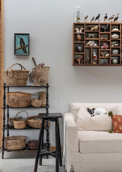 En la repisa hecha a mano, las composiciones cambian periódicamente.