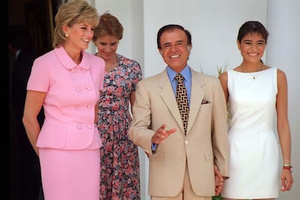 En la residencia de Olivos, la princesa Diana, junto con el entonces  presidente Carlos Menem y su hija Zulema, el 24 de noviembre de 1995