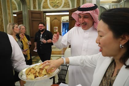 En la residencia del embajador de Arabia Saudita se sirvieron dulces típicos