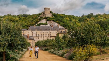 En La Roche-Guyon, cercano a Giverny, se puede visitar el castillo La Rochefoucauld, con la torre tallada en el acantilado