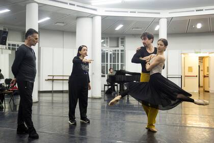 En la Rotonda del Teatro Colón Haydée prepara por estos días a primeros bailarines, como Natalia Pelayo y Juan Pablo Ledo, para el estreno de "La fierecilla domada", el 15 de octubre; "¡Tenerla acá es un lujazo!", se entusiasman