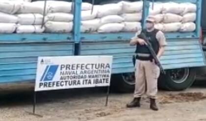 En la ruta nacional 12, en Itá Ibaté, Corrientes, la fuerza secuestró "337 bolsas de granos de soja, por un peso que supera los 15.780 kilogramos, sin ningún tipo de documentación respaldatoria”