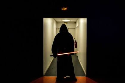 En la saga, tanto los jedis como los sith necesitan el conocimiento de la fuerza para poder controlar los sables de luz.