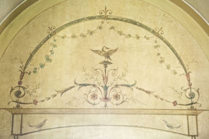 En la Sala de Baño se observa la  ornamentación estilo Directorio diseñada sobre la bañera.