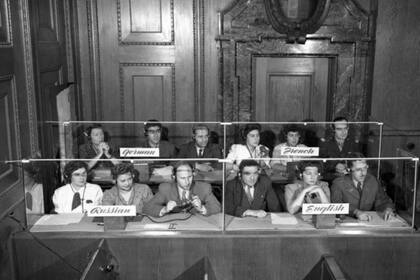 En la sala de donde se llevaron a cabo los juicios, había tres intérpretes por cada idioma