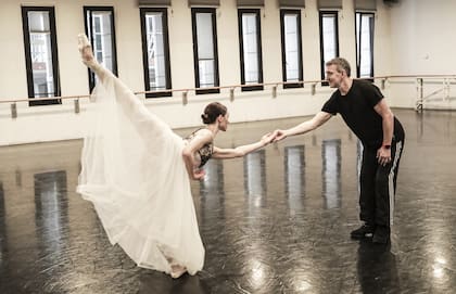 En la sala de ensayo, la bailarina de la Scala Martina Arduino ensaya con Julio Bocca el rol de Giselle