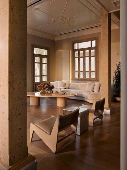 En la sala de estar principal, se realizaron modificaciones estructurales para introducir una distribución diáfana.