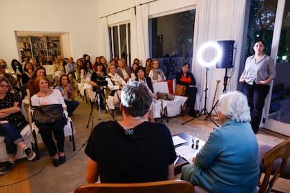 En la sala de la casa Victoria Ocampo, los poetas conversaron sobre lo sagrado en la vida cotidiana