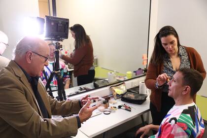 En la sala de maquillaje, Pablo Sirvén y Nico Vázquez conversan animadamente antes de la entrevista