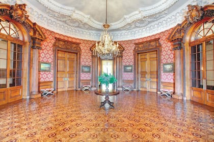 En la sala de música estilo Luis XV, se destaca otro cliché de la nobleza francesa: la decoración con motivos bucólicos chinos.