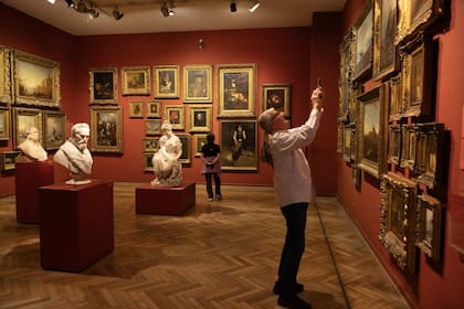 En la Sala Guerrico, las obras se exponen a la usanza de fines del siglo XIX