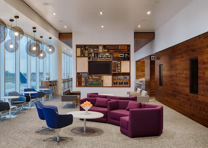En la sala VIP de American Express Centurion Lounge, los clientes pueden acceder a platos firmados por la chef Michelle Bernstein, cócteles artesanales y una selección de vinos curada