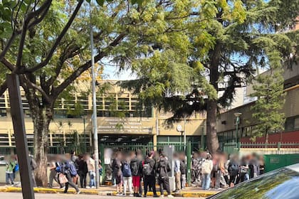 En la salida de la Escuela Técnica N° 9 D.E.7 Ing. Luis Huergo, en Caballito, solo hay un tema de conversación