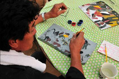 En la sección de Galerías de Arte de Paraguay (Asgapa), curada por Osvaldo Salerno, se vendieron como pan caliente los pequeños acrílicos sobre madera del artista guaraní Osvaldo Pitoé