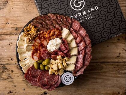 En la sección Fromagerie y Charcuterie del primer food hall del país hay delicias para armar picadas de lujo